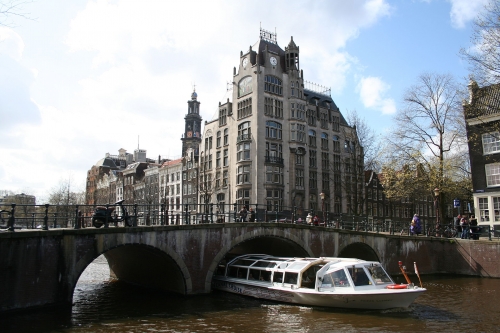 Een rondvaartboot in de Amsterdamse Keizersgracht